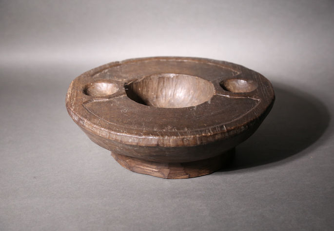 A duyu with signs of wear and scratches on its rim

Measurement/Item Physical Dimensions:

Rim to Base
Height:8.7cm

Rim
Diameter: 29.5cm x 28.7cm

Large Bowl
Diameter: 12cm x 12cm

Small Bowl A
Diameter: 4.8cm

Small Bowl B
Diameter: 5cm

Base
Height: 3.5cm
Diameter: 18.2cm x 19.3cm