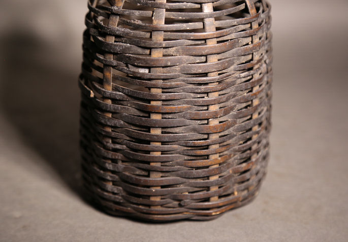 A closer look at the basket’s lower part showing its splint/wicker structure