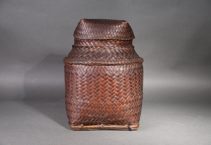 A jar-shaped container called kamuwan