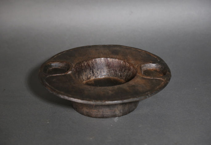 A duyu with signs of discoloration due to old age

Measurement/Item Physical Dimensions:

Rim to Base
Height: 7cm

Rim
Diameter: 25cm x 26cm

Large Bowl
Diameter: 12.5cm x 13cm

Small Bowl A
Diameter: 5cm x 5.7cm

Small Bowl B
Diameter: 5cm x 6cm

Base
Height: 4.2cm
Diameter: 13cm x 13cm