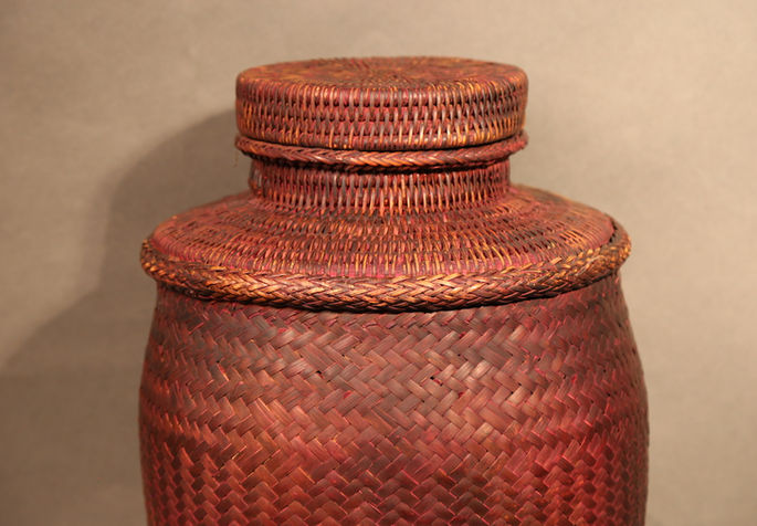 A closer look at the basket’s upper part