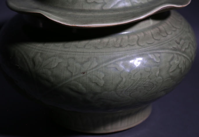 The body of the jar designed with leaves