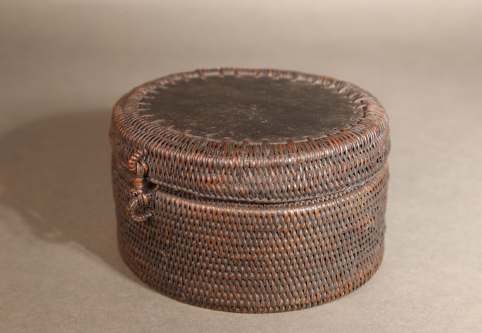 A version of an akopan basket where the body is bigger than its lid