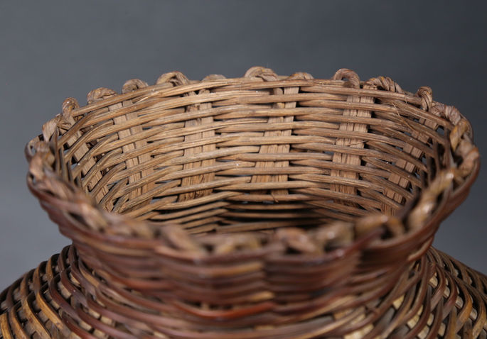 A closer look at the inside of the basket’s  rim