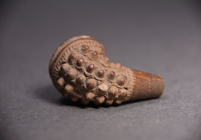 Kwako (20)

A well designed bowl of a clay pipe showing signs of corrosion.

Bowl
Diameter: 1.5 cm
Stem
Length: 1.8 cm 
