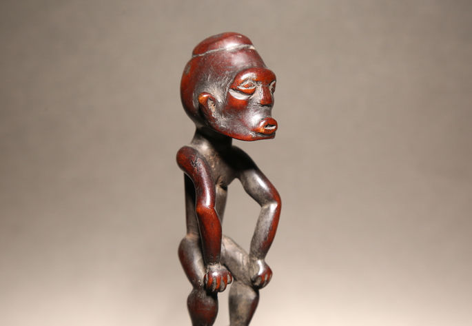 A bulul in a squat position