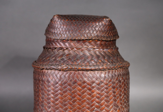 A photo showing the plaited construction of the kamuwan's body and lid