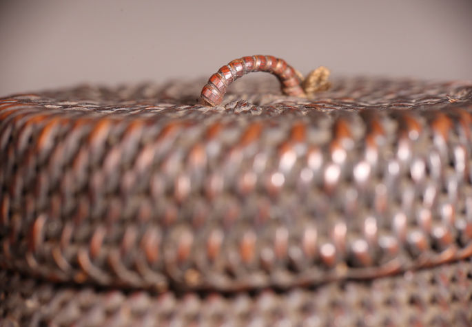 A looped on top of the lid