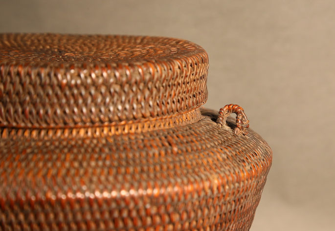 A closer look at the ulbung's coiled body and lid. The body has a string slot on its body