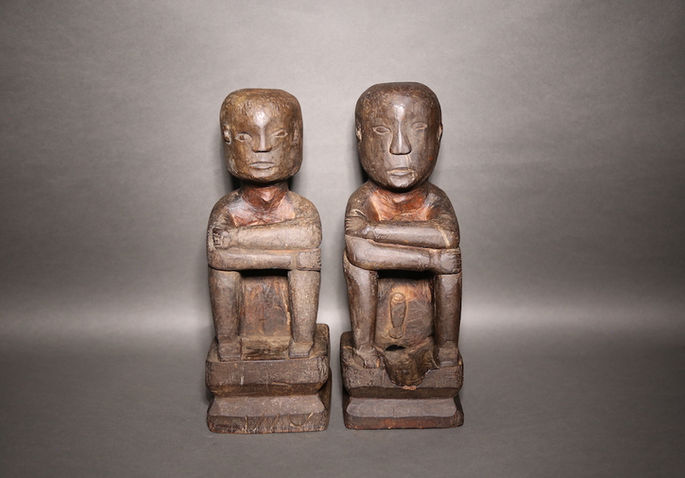 14 & 15.) A pair of bululs, their arms resting on the knees, the torso and their straight back