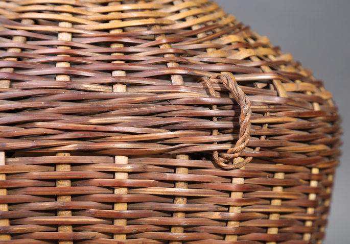 A detailed shot of the twisted fiber attached on the twined part of the basket