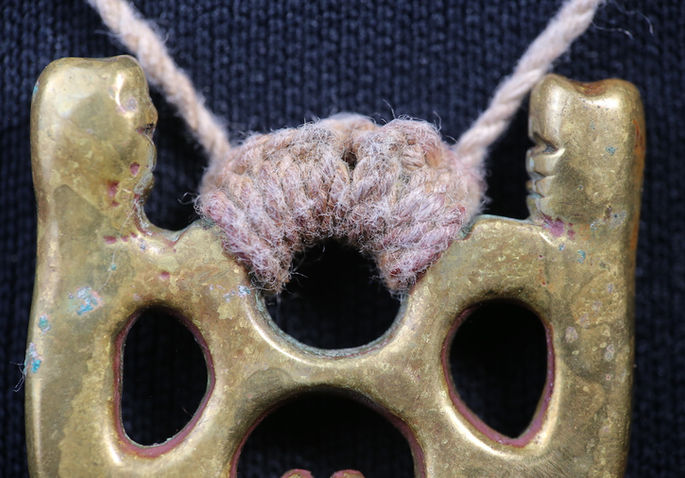 A thread serves as a cord of the pendant