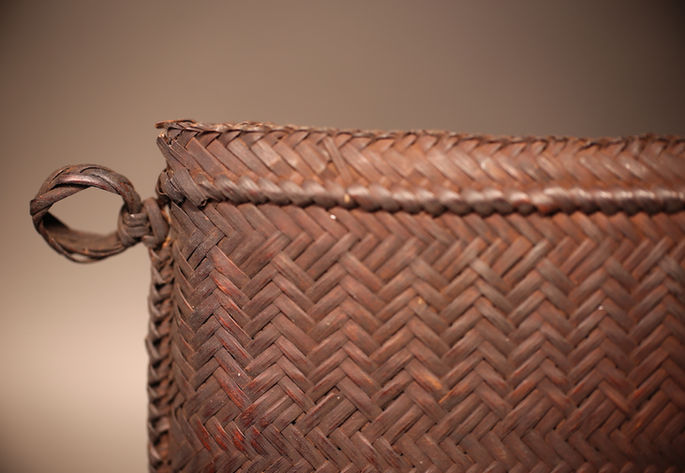 A closer look at the document holder’s slot for string