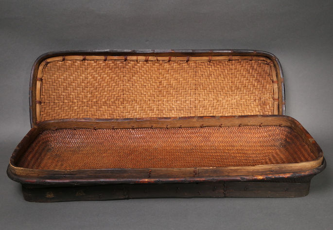 The interior of the basket and its lid