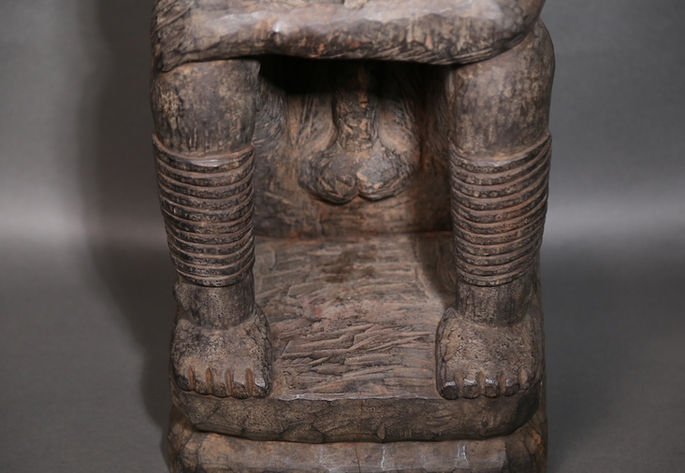 A carved padang (anklet)