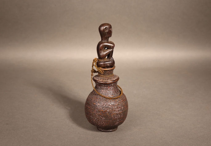 The side view of tabayag’s squatting human figure lid