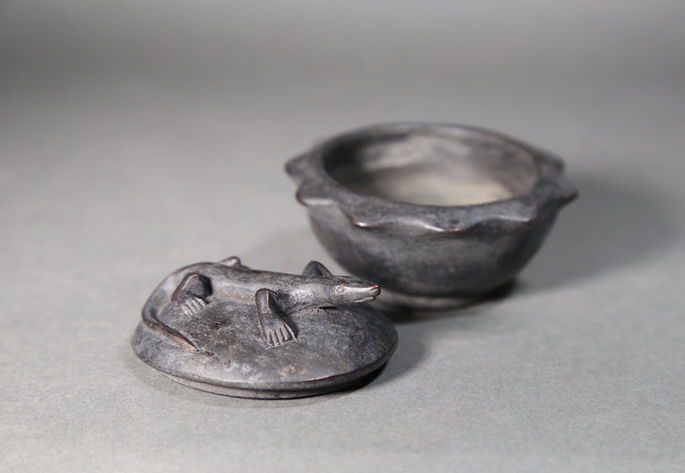 This miniature duyu has a lid with lizard-like carving