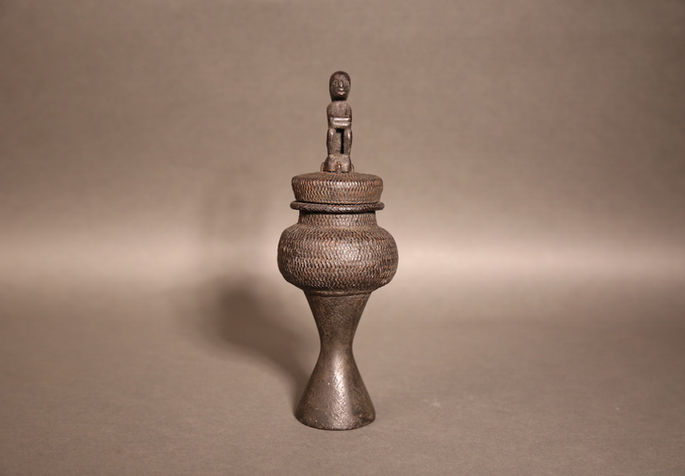 An example of tabayag with wooden base