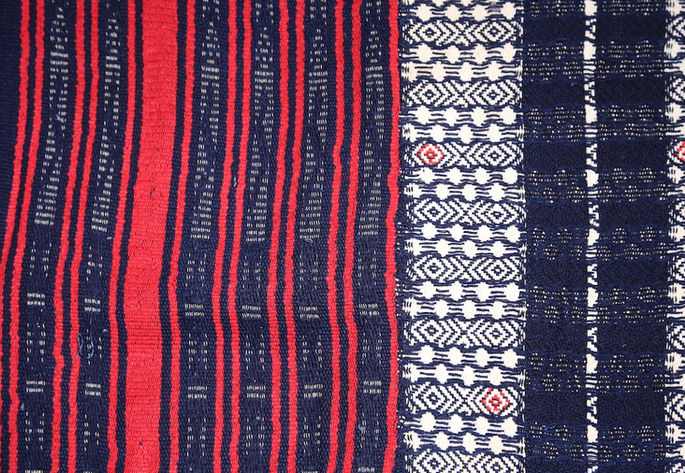 The side panels of the blanket is colored in red and indigo with motifs of snakes