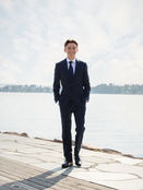 Konfirmasjonsfotograf på Østlandet, Oslo, Asker, Bærum, Drammen, Lier – ungdom i bunad utendørs ved sjøen, Holmen Fjordhotell, Akser.