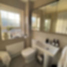 kis fürdőszoba nagy tükörrel