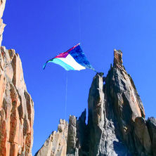 Drapeau palestinien géant à Chamonix : mobilisation pendant la Coupe du monde d’escalade