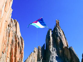 Drapeau palestinien géant à Chamonix : mobilisation pendant la Coupe d’escalade