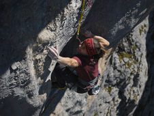 Babsi Zangerl réalise la première féminine de WoGü (8c)