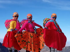 En pollera au sommet du Mont Blanc : l’ascension historique des Cholitas Escaladoras