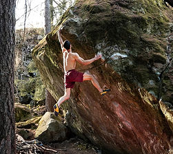 Adam Ondra enflamme l’Aoste : deux 8B+ flash et un 8C