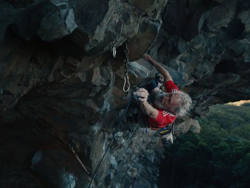 Ian Elliott, 72 ans, escalade du 7c à Mount Coolum : un exemple inspirant