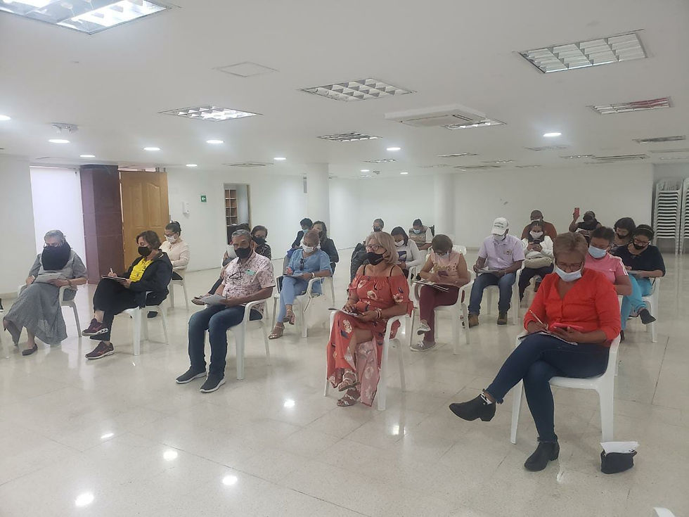 Un selecto grupo de adultos mayores con toda la energía para aprender y emprender