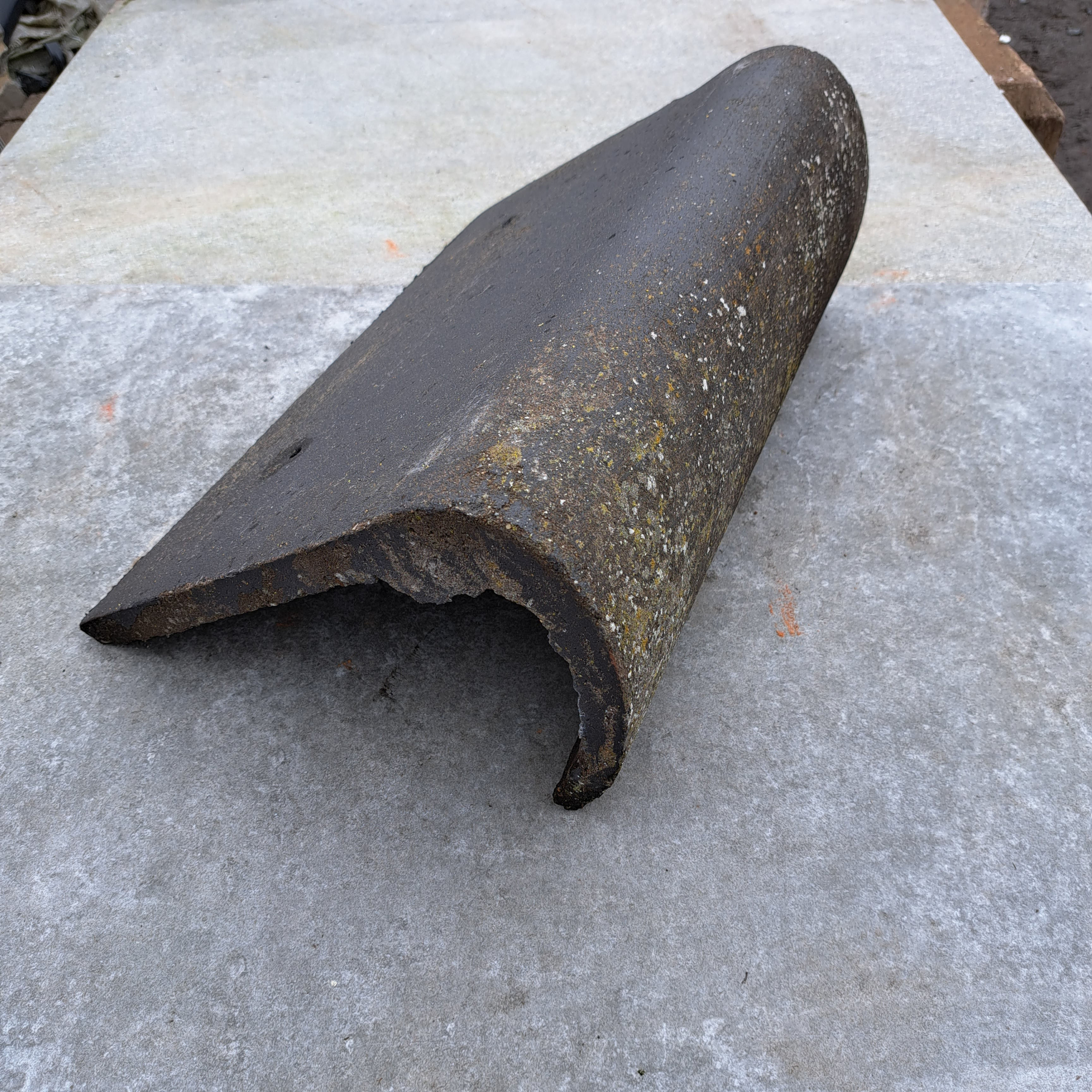 Reclaimed Half Round Mono Black Ridge Tile