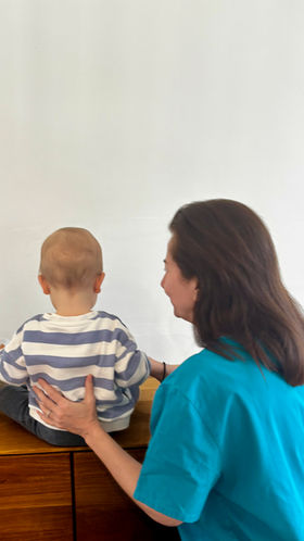 ostéopathe soignant un enfant