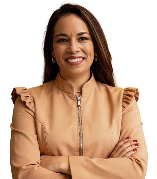 clara-braços-cruzados.png