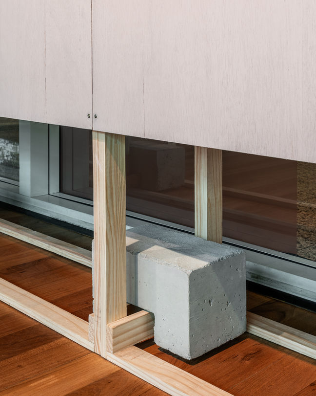 Contrapeso de concreto dos painéis. Foto: Ana Helena Lima