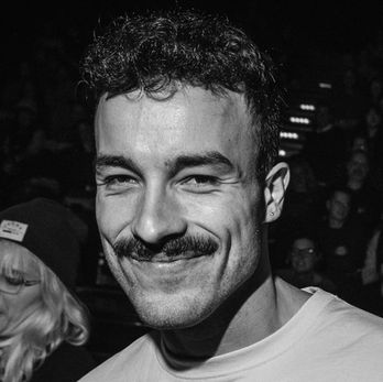 Ludwig Thiede (Founder LifeTeachUs)
Ludwig Thiede ist überzeugt, dass Bildung das echte Leben widerspiegeln sollte. Mit LifeTeachUs bringt er Menschen aus der Gesellschaft in Klassenzimmer, damit sie ihre Erfahrungen teilen, junge Menschen inspirieren und gerechteren Zugang zu Bildung ermöglichen. Was ihn antreibt, ist die Überzeugung, dass jede Schülerin und jeder Schüler Vorbilder und Perspektiven jenseits von Schulbüchern verdient.
Dank der Förderung der Karl Schlecht Stiftung und der Ferry-Porsche-Stiftung haben wir 2026 die Möglichkeit, Stuttgart und Umgebung zu einer echten LifeTeachUs-Vorreiterregion zu machen. Mehr Schulen, mehr LifeTeacher, mehr echte Lebensvorbereitung für junge Menschen.
Dank der Förderung der Karl Schlecht Stiftung und der Ferry-Porsche Stiftung entsteht 2026 die Möglichkeit, Baden-Württemberg zur LifeTeachUs-Vorreiter-Region zu machen.
In der Masterclass von Ludwig Thiede sind besonders Schulen angesprochen, die ihren Schulalltag näher an die Lebensrealität junger Menschen heranführen möchten und erleben wollen, wie sich das Bildungsformat "LifeTeachUs" einfach und wirkungsvoll in den Unterricht integrieren lässt. Darüber hinaus richtet sich die Session an Lehrkräfte, Schulleitungen und Bildungspolitikerinnen und -politiker, an Social Entrepreneurs, NGOs und wirkungsorientierte Organisationen, an Unternehmen und Fachkräfte mit Interesse an gesellschaftlichem Engagement sowie an Stiftungen und Verantwortliche aus CSR und ESG – und an alle, die sich für Bildungsgerechtigkeit und sozialen Wandel einsetzen., Futuromundo 2026