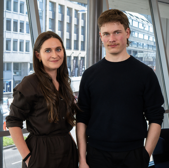 Chiara Weiss & Christian Nolden, studio more Architekten PartGmbB – mit Fraunhofer IAO, Stadt Mannheim & Nighttime Foundation. Fehlt auf Bild: Dr. Mostafa Aboughaly, Studio More Architekten PartGmbB & Thorsten Hempel, Werkhalle Mannheim
Green Sound-proofing entwickelt ein nachhaltiges, gestalterisch anspruchsvolles Lärmschutzsystem für Innenstädte. Statt rein funktionaler Wände entsteht ein modularer, skalierbarer und kreislauffähiger Lärmschutz, der zugleich als urbanes Möbel oder architektonisches Element funktioniert. Ziel ist es, Nachtkultur, Gastronomie und Anwohnerschutz besser in Einklang zu bringen und ein modellhaftes System für Kommunen zu schaffen.
Innovationsfelder: Stadtentwicklung | Nachhaltige Architektur | Urbane Resilienz