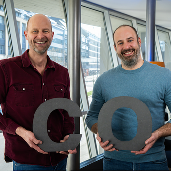 Jörg Petri, New Digital Craft GmbH & Johannes Müller, LBT Landauer Betonteile GmbH
Coalymer 3.0 überführt einen innovativen, CO₂-speichernden Betonprototyp in die industrielle Serienfertigung. Der „Coalymer Stool“ besteht aus zementfreiem Geopolymerbeton mit Pflanzenkohle und bindet mehr CO₂, als bei seiner Herstellung entsteht. Ziel ist es, Materialinnovation, Design und industrielle Produktion so zusammenzuführen, dass nachhaltige Produkte für den Garten- und Landschaftsbau marktfähig weiterentwickelt werden.
Innovationsfelder: Nachhaltiges Bauen | Kreislaufwirtschaft | Materialinnovation