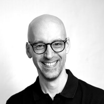 Chris Schulz (CEO, SUPYOU Consulting)
Unsere Arbeitswelt befindet sich durch den rasanten Fortschritt künstlicher Intelligenz in einem tiefgreifenden Wandel. Tätigkeiten, Entscheidungsprozesse und Formen der Zusammenarbeit verändern sich schneller als je zuvor. KI automatisiert nicht nur Aufgaben, sondern stellt grundlegende Fragen an unsere Arbeitskultur: Wie wollen wir zusammenarbeiten? Was bleibt menschlich? Und welche Rolle spielt Technologie in einer sinnvollen, zukunftsfähigen Arbeitswelt?
Diese Masterclass untersucht, was Menschen und Maschinen voneinander lernen können – und warum Arbeitskultur der entscheidende Schlüssel ist. KI ist nicht nur ein Werkzeug, sondern ein Spiegel unserer Art zu kooperieren. Sie lädt dazu ein, New Work nicht primär als technische, sondern als kulturelle Frage neu zu denken. In einer starken, fürsorglichen Kultur wird KI zum Ermöglicher für Fokus, Kreativität und echte, sinnstiftende Verbindung.
SPEAKER:
Chris Schulz ist Business- und Agile-Coach sowie Senior Manager für Business Transformationen. In seiner Arbeit verbindet er Coaching, Kulturentwicklung und moderne Arbeitspraktiken, um Menschen und Organisationen in ihrem Wachstum zu stärken. Sein Ansatz ist stärkenorientiert und wertschätzend und zielt darauf ab, Räume zu schaffen, in denen Selbstführung, Klarheit und gesunde Zusammenarbeit nachhaltig gedeihen können.
Als zertifizierter Business- und Stärkencoach unterstützt er Führungskräfte und Teams beim Aufbau wirksamer Kommunikation und tragfähiger Teamstrukturen, bei der konstruktiven Navigation von Konflikten sowie bei der mutigen und bewussten Gestaltung von Veränderungsprozessen.
