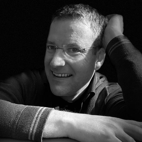 Franz Pregler (Creative Mind Lab, Teacher Musician, Ai-Trainer)
In der öffentlichen Debatte erscheint KI allzu oft entweder als Heilsversprechen oder als Bedrohung. Zwischen Hype und Angst liegt jedoch die eigentliche Herausforderung: der Mensch – seine Selbstwirksamkeit, seine Verantwortung und seine Suche nach Sinn und Orientierung. Diese Keynote zeigt, wie ein bewusster Umgang mit KI in der Schule Selbstvertrauen, gesellschaftlichen Zusammenhalt und demokratische Teilhabe stärken kann. Ausgehend von konkreter Unterrichtspraxis, Einblicken in kreative KI-Labore mit Lernenden und musikalischen Live-Performance-Elementen verbindet sie Reflexion mit einem gemeinsamen kreativen Moment – und macht erfahrbar, wie KI Dialog, Identität und kollektive Verantwortung unterstützen kann, wenn wir sie klug und bewusst gestalten, Futuromundo 2026