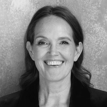 Alexandra Sorgenicht (CEO/Founder, INTUITION und intuitives Leben)
Intuition ist die unterschätzte Zukunftskompetenz unserer Zeit. In komplexen Projekten, überanalysierten Meetings und stockenden Entscheidungen geht Wirksamkeit verloren. Diese interaktive Masterclass macht Intuition als strategischen Futureskill unmittelbar erlebbar – mit Reflexion und Transfer in reale Herausforderungen. Ergebnis: klarere Entscheidungen, präzisere Zusammenarbeit und spürbar höhere persönliche und organisationale Wirksamkeit.
SPEAKER:
Alexandra Sorgenicht ist eine der führenden Stimmen im deutschsprachigen Raum für Intuition und die Zukunft menschlicher Intelligenz. Seit über 25 Jahren erforscht sie intuitive Wahrnehmung und verkörperte Intelligenz in komplexen Systemen. Ihre Arbeit verbindet Wissenschaft, Zukunftsdenken und Systemkritik. Ihre Beiträge sind intellektuell präzise, emotional berührend und nachhaltig transformierend., Futuromundo 2026