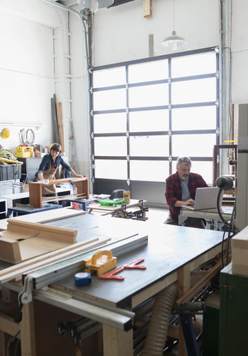 Beratung für Familienunternehmen Schreinerei. Menschen arbeiten. Unternehmer. HFU & PARTNER Mittelstandsberatung - Unternehmensberatung für Familienbetriebe in Weilheim und Pfaffenhofen