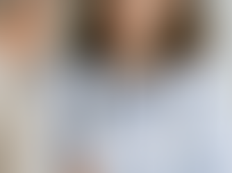 A female doctor in a white coat attentively discussing pain management with an elderly male patient, illustrating a typical MSRA consultation scenario.