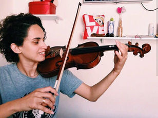 mulher tocando violino
