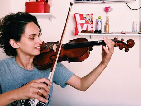 mulher tocando violino