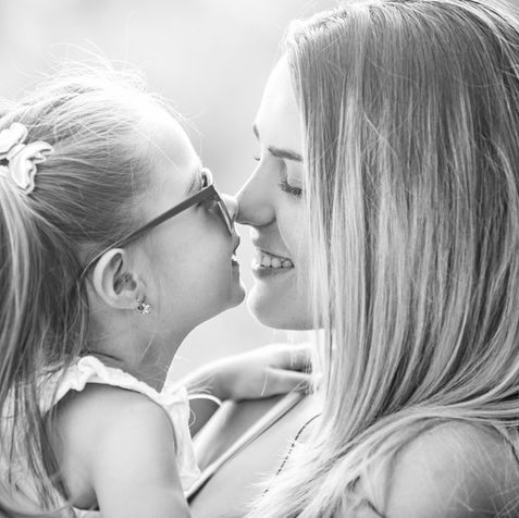 Tochter, Mutter lachend, schwarzweiß