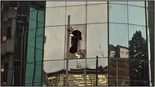 ventana rota en uno de los edificios de la universidad de ingeniería de bilbao