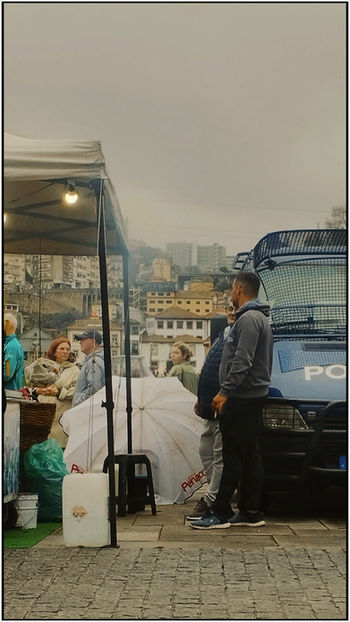 apoyados sobre la furgoneta de la policia
