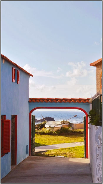casita azul con un barco a modo decorativo en las azores